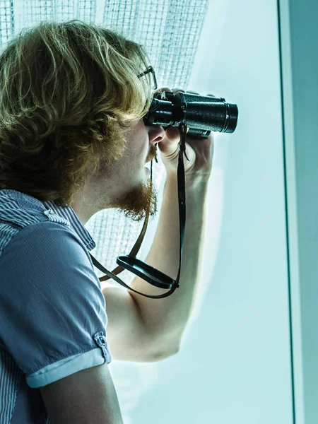 Mann mit Fernglas spioniert Nachbarn aus — Stockfoto