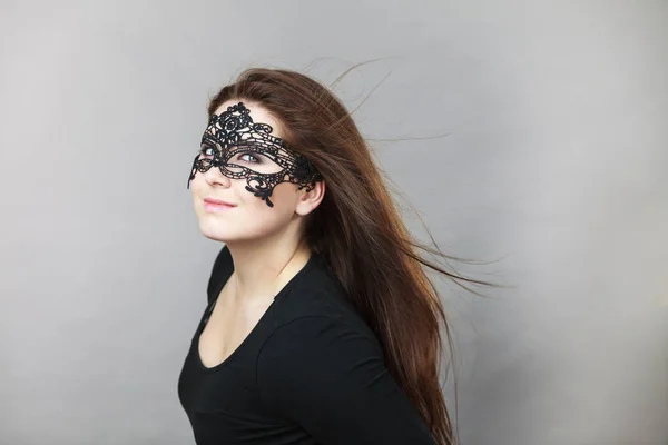 Tajemnicza kobieta noszenie koronki maska — Zdjęcie stockowe