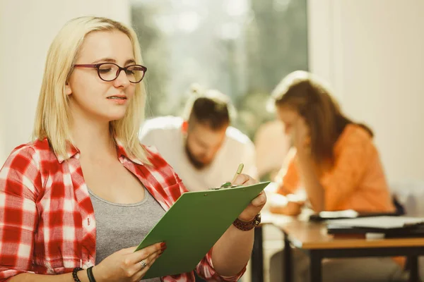 Student meisje voor haar stuurlieden in klas — Stockfoto