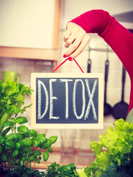 Kobieta o diecie zielone warzywa, detox znak — Zdjęcie stockowe