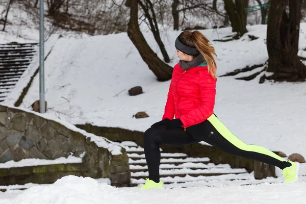 Donna che esercita le gambe all'aperto durante l'inverno — Foto Stock