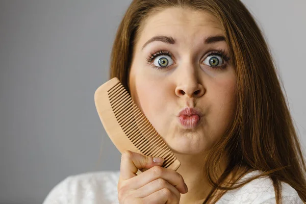 Donna felice spazzolarsi i capelli — Foto Stock