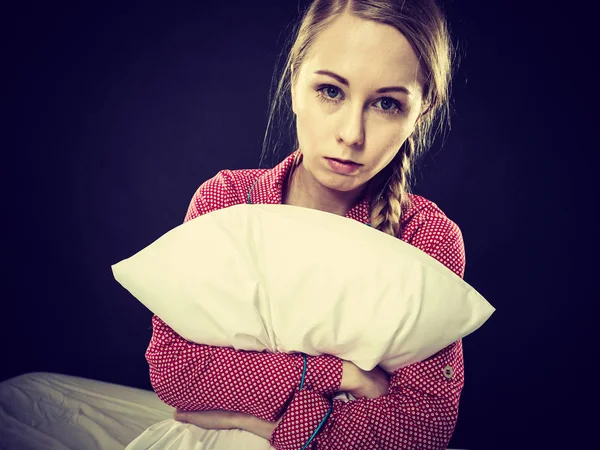Triste jovem adolescente mulher sentada na cama — Fotografia de Stock