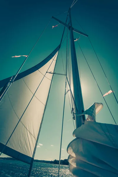 Gedetailleerde close-up van zeil op zeilboot — Stockfoto
