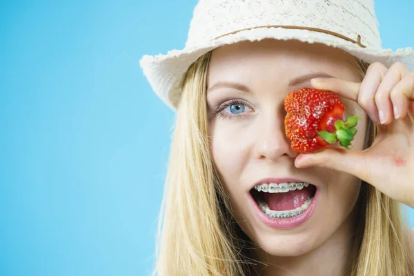 Giovane donna con fragole fresche — Foto Stock