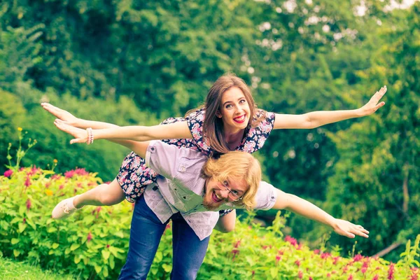 Glückliches Paar spielt im Park — Stockfoto