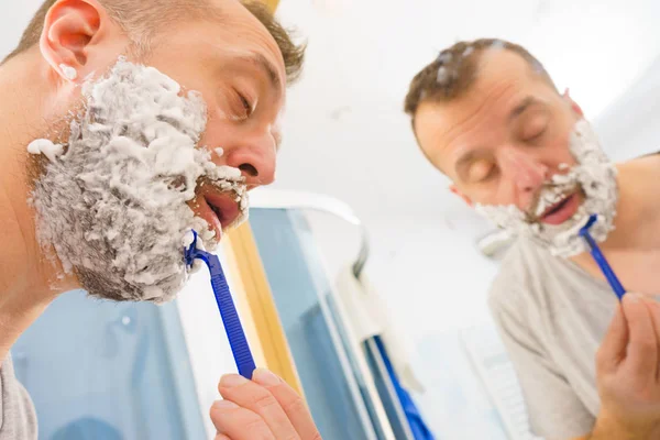 Adam banyoda sakalını tıraş — Stok fotoğraf