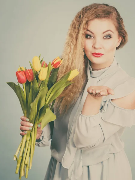 Mujer bonita con tulipanes rojos amarillos — Foto de Stock