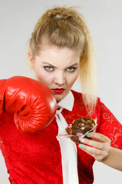 Donna boxe cioccolato cupcake — Foto Stock