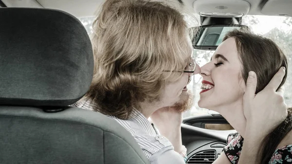 남자와 여 자가 차에서 키스 — 스톡 사진