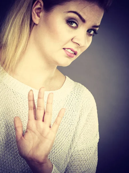 Frau leugnet etwas, zeigt Stopp-Geste mit den Händen — Stockfoto