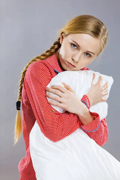 Triste deprimido chica en cama agarre almohada — Foto de Stock