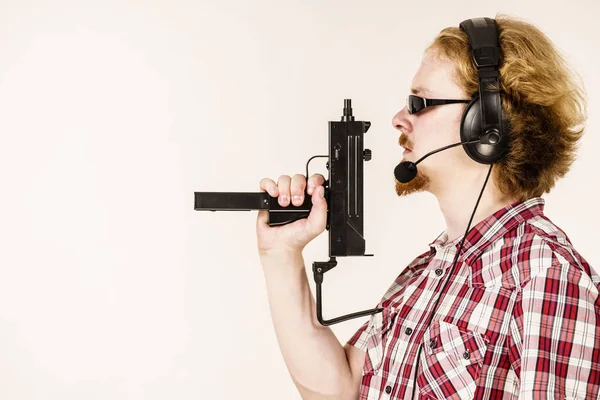 Gamer man schieten van pistool — Stockfoto