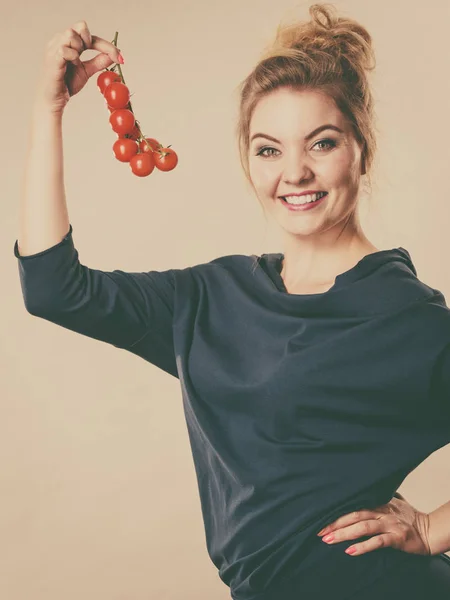 Mujer sosteniendo tomates cherry frescos —  Fotos de Stock