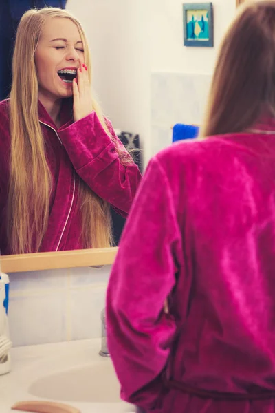 Femme regardant son reflet dans le miroir — Photo