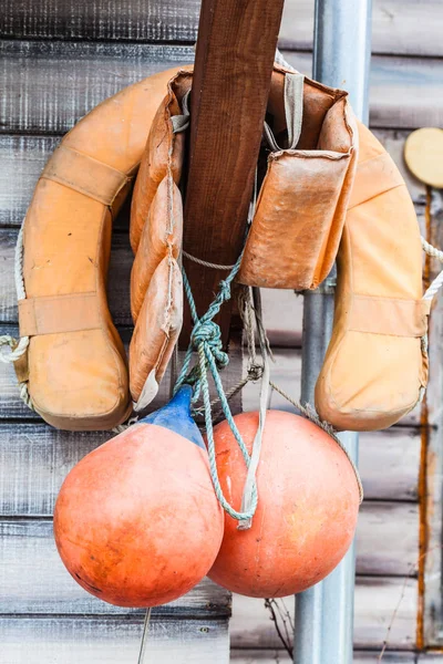 Pomarańczowe kamizelki ratunkowe i boja wiszące poza — Zdjęcie stockowe