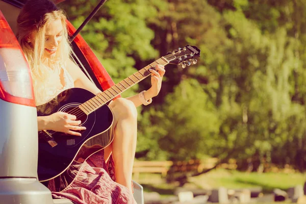 Hippie kvinna spelar gitarr i van bil — Stockfoto