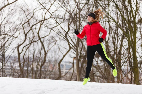 女人穿着运动服行使在冬季 — 图库照片