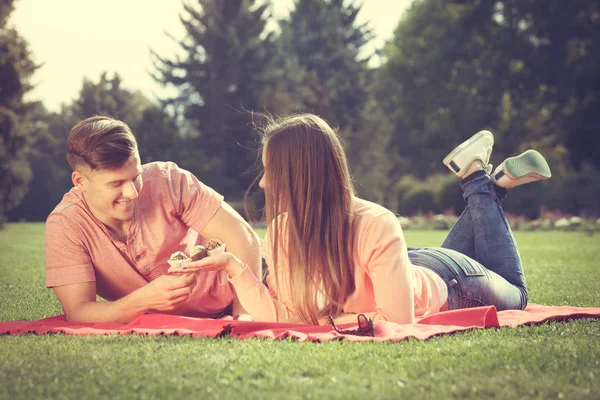 Paar bei Picknick-Date im Freien. — Stockfoto