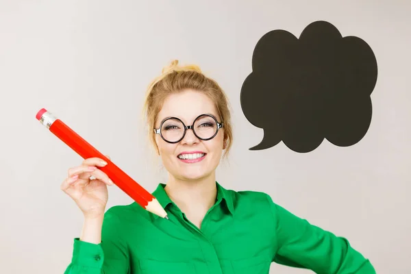 Frau mit großem überdimensionalen Bleistift — Stockfoto