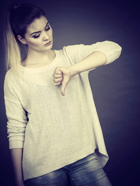 Mujer triste mostrando el pulgar hacia abajo gesto —  Fotos de Stock