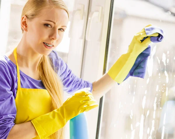 Chica ventana de limpieza en casa —  Fotos de Stock