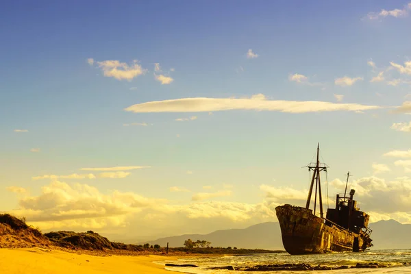 Das berühmte Schiffswrack bei gythio griechenland — Stockfoto