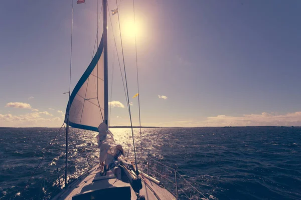 Yachting op zeilboot tijdens zonnig weer — Stockfoto