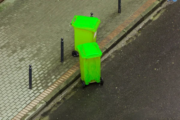 Sokağın ortasında plastik tekerlekli kutuları dışında — Stok fotoğraf