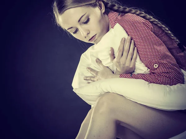 Triest depressief meisje in bed aangrijpend kussen — Stockfoto