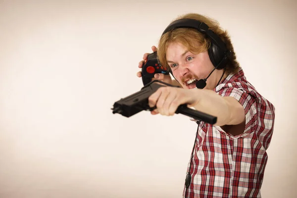 Игрок стреляет из пистолета — стоковое фото