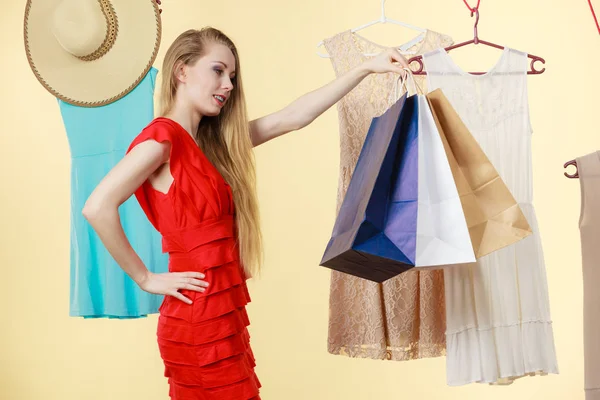 Mujer en la tienda recogiendo ropa, concepto de venta —  Fotos de Stock