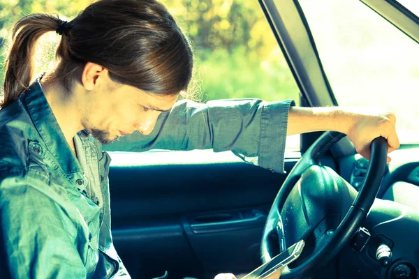 Homem usando seu telefone durante a condução do carro. — Fotografia de Stock