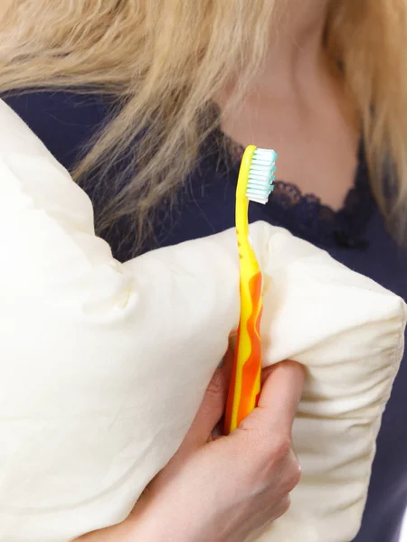 Kişi holding diş fırçası ve yastık — Stok fotoğraf