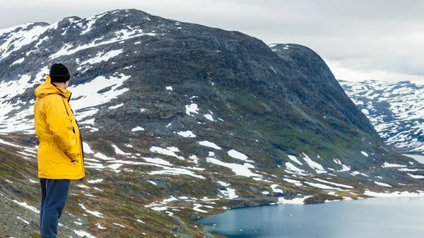 관광 사람이 Djupvatnet 호수, 노르웨이 의해 서 — 스톡 사진