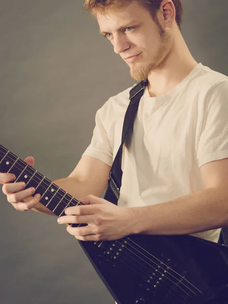 Hombre jugando en la guitarra eléctrica — Foto de Stock