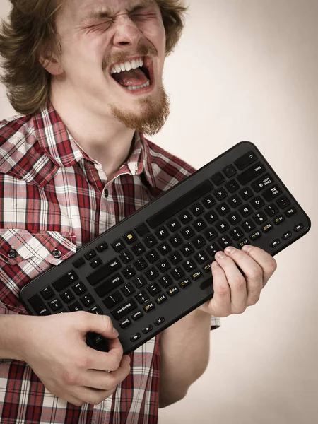Gamer homme tenant clavier d'ordinateur — Photo