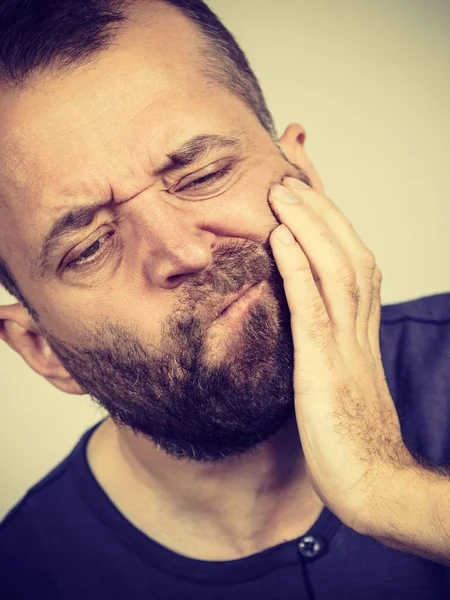 Uomo con dolore ai denti — Foto Stock
