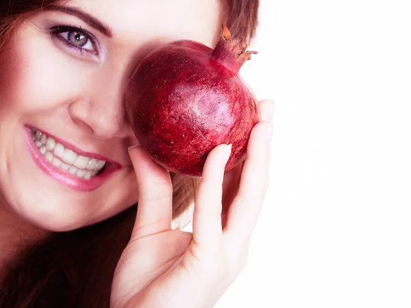 Mulher alegre detém frutas romã, isolado — Fotografia de Stock