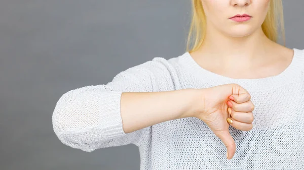 Kobieta pokazuje kciuk w dół gest — Zdjęcie stockowe
