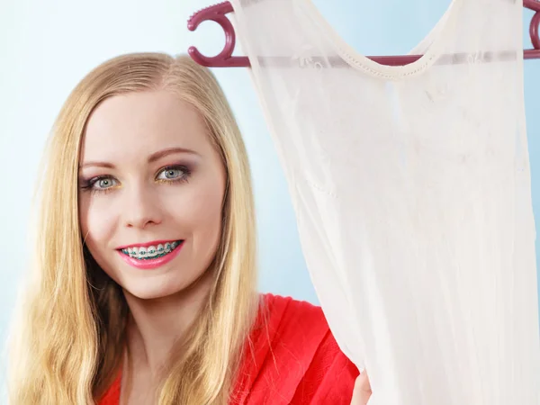 Feliz sorrindo mulher ao lado de vestido branco curto — Fotografia de Stock