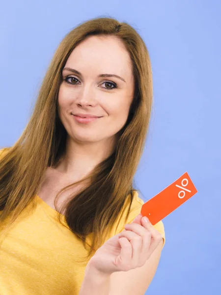 Mujer con etiqueta de venta roja — Foto de Stock