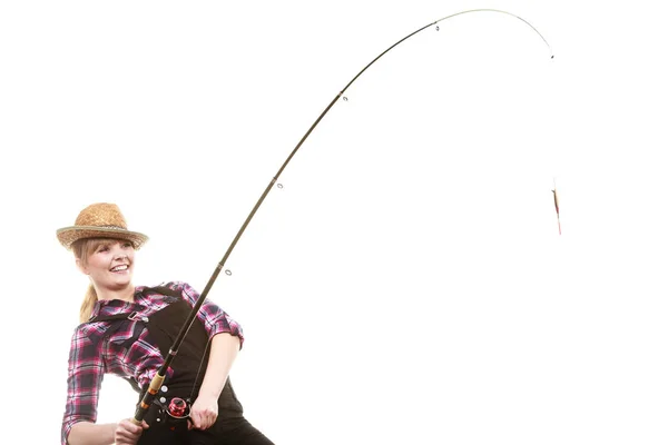 Šťastná žena v klobouku drží rybářský prut — Stock fotografie