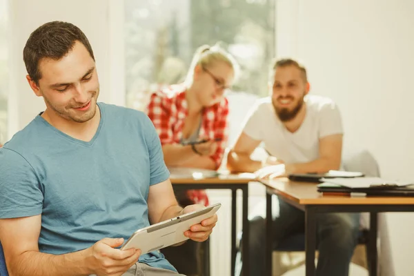 Student jongen met tablet voor haar klasgenoten — Stockfoto