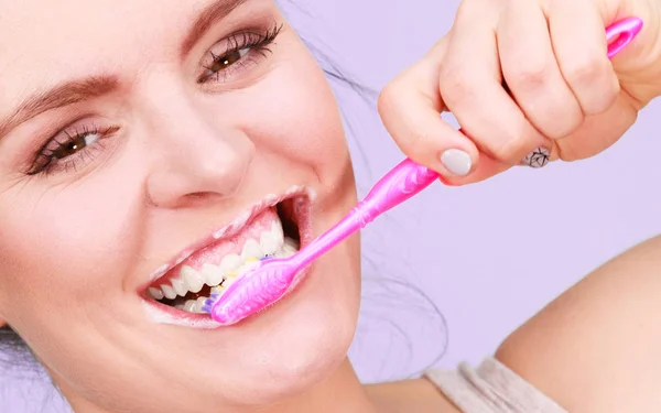 Kvinnan borsta rengöring tänder — Stockfoto