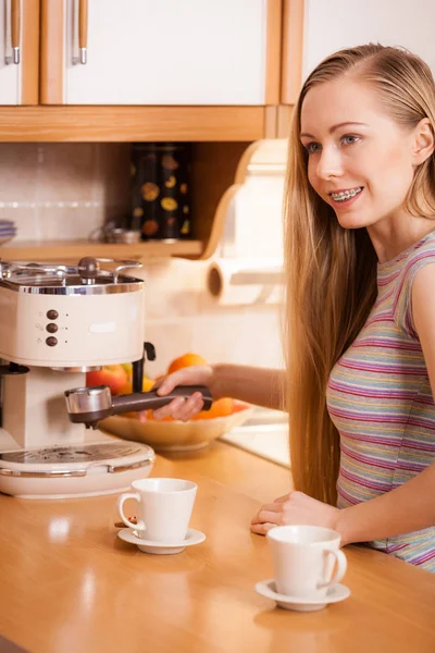 Жінка на кухні робить каву з машини — стокове фото