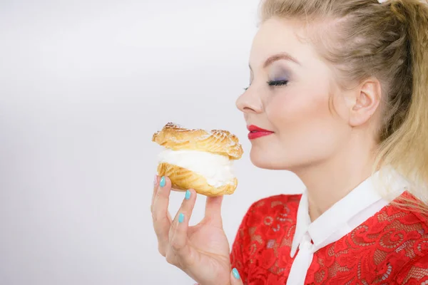 Woman holding cupcake dessert with cream — Stock Photo, Image