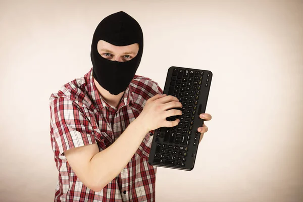 Mann mit Sturmhaube hält Keyboard — Stockfoto