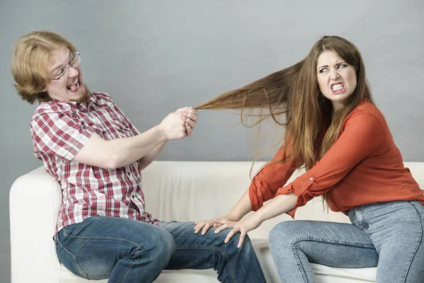 Hermano y hermana peleando — Foto de Stock