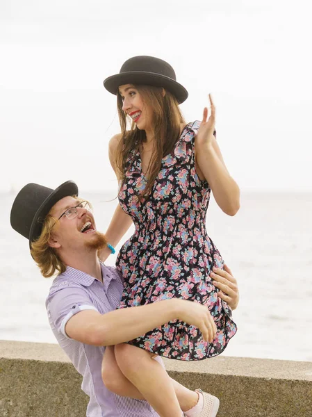 Pareja vintage cerca del mar — Foto de Stock